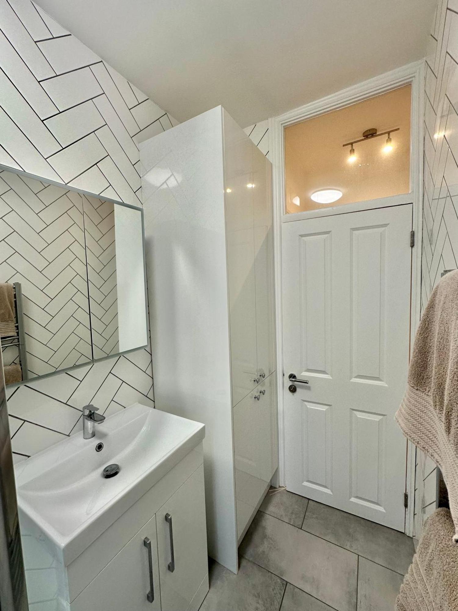 Bright And Airy Two Bedroom Apartamento Londres